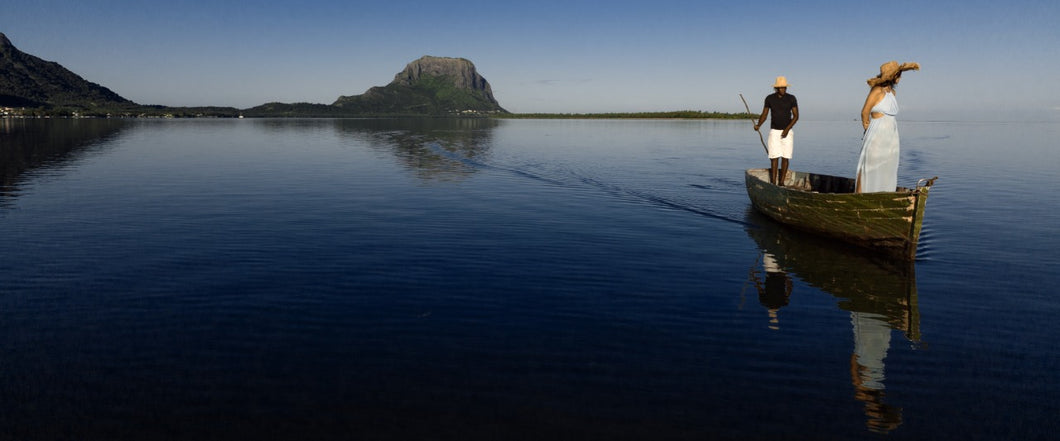 LA BARQUE DU PECHEUR ET LA VACANCIERE VERS LE MORNE 01