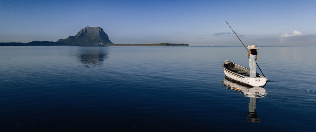 MAURICIENNE EN ROBE BLEUE VERS LE MORNE 02