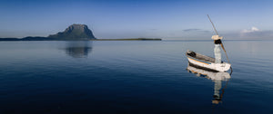 MAURICIENNE EN ROBE BLEUE VERS LE MORNE 03