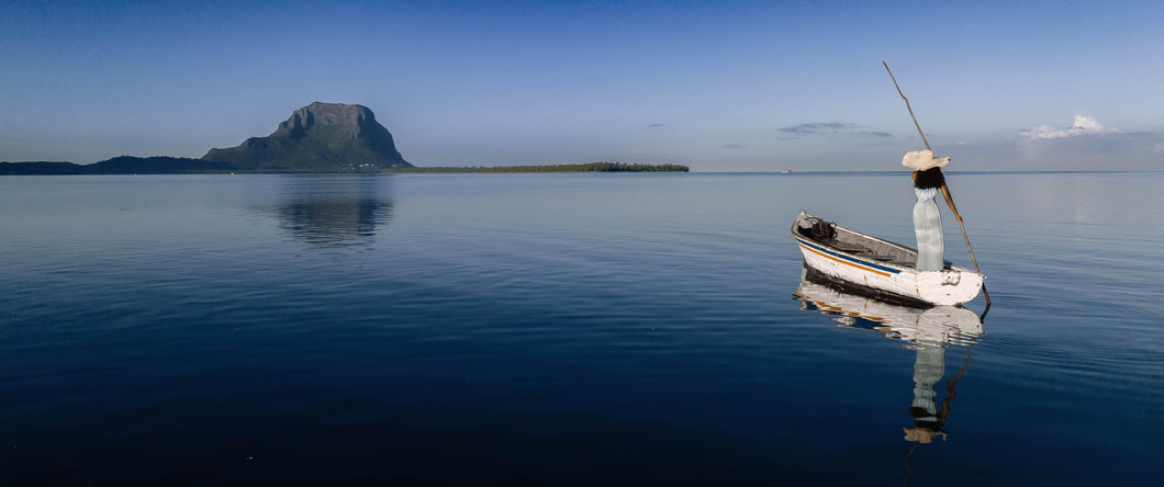 MAURICIENNE EN ROBE BLEUE VERS LE MORNE 03