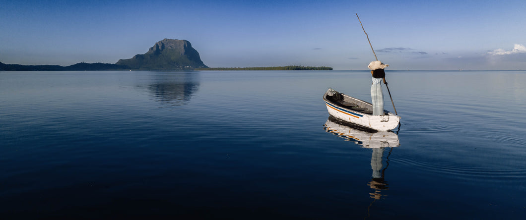 MAURICIENNE EN ROBE BLEUE VERS LE MORNE LIMITED EDITION